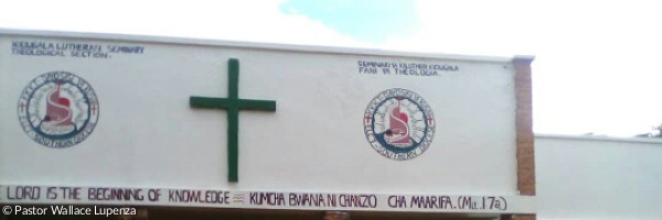 Kidugala_Eingang Bibelschule