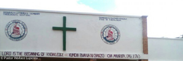 Kidugala_Eingang Bibelschule