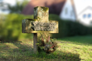 15_volkstrauertag_-_kreuz_vor_kirche_-_m_woerner-photoroom.jpeg