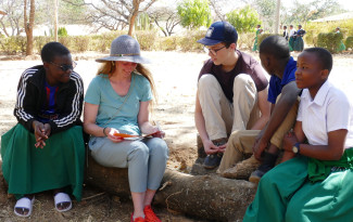 tansanische_und_deutsche_jugendliche_bei_einer_gruppenarbeit_im_sommer_2025_bild_linnea_roesch